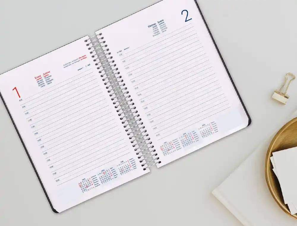 Agenda espiral A6 2026 día página Santorini  60g FSC Liderpapel