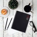 Agenda 2026 día por página, Más pequeña que A4 (210 x 270 mm), Cubierta flexible polipropileno, Espiral, Papel 80 g/m², Planificador diario, Español-EN-PT, Color negro Miquelrius