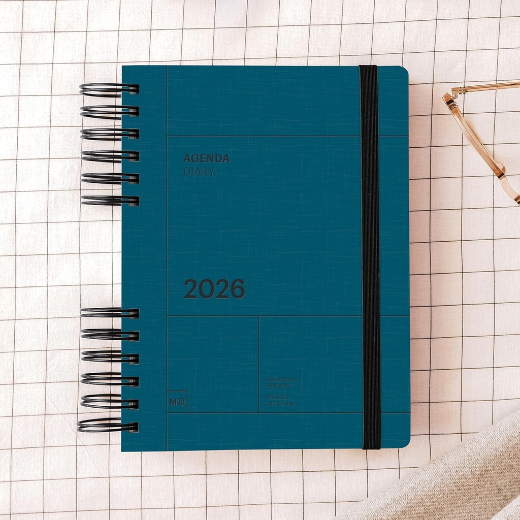 Agenda 2026 día por página, Similar A5+ (160.5 x 218 mm), Planificación diaria, Tapa texturizada, Papel 100 g/m², Cierre elástico, Espiral metálico dividido, Español-EN-PT, Marino Miquelrius