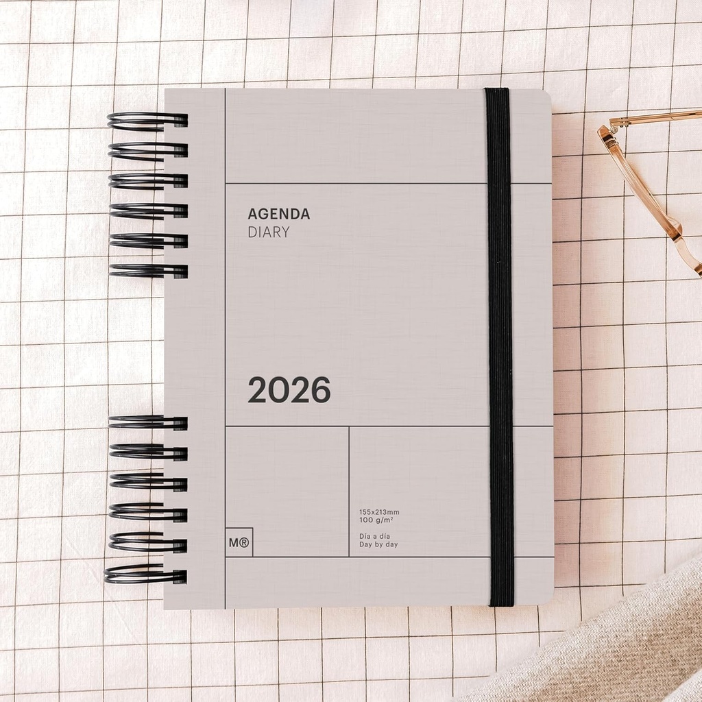 Agenda 2026 día por página, Similar A5+ (160.5 x 218 mm), Planificación diaria, Tapa texturizada, Papel 100 g/m², Cierre elástico, Espiral metálico dividido, Español-EN-PT, Gris Miquelrius