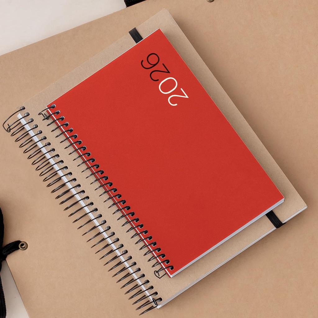 Agenda 2026 semana vista, Similar A6+ (117 x 182 mm), Cubierta flexible polipropileno, Espiral, Papel 80 g/m², Planificador semanal, Español-EN-PT, Color rojo Miquelrius
