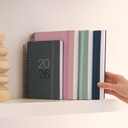 Agenda 2026 día por página, Similar A5+ (155 x 213 mm), Tapa cartón plastificado, Espiral y cierre goma elástica, Planificación diaria, Papel 80 g/m², Español-EN-PT, Grafito Miquelrius