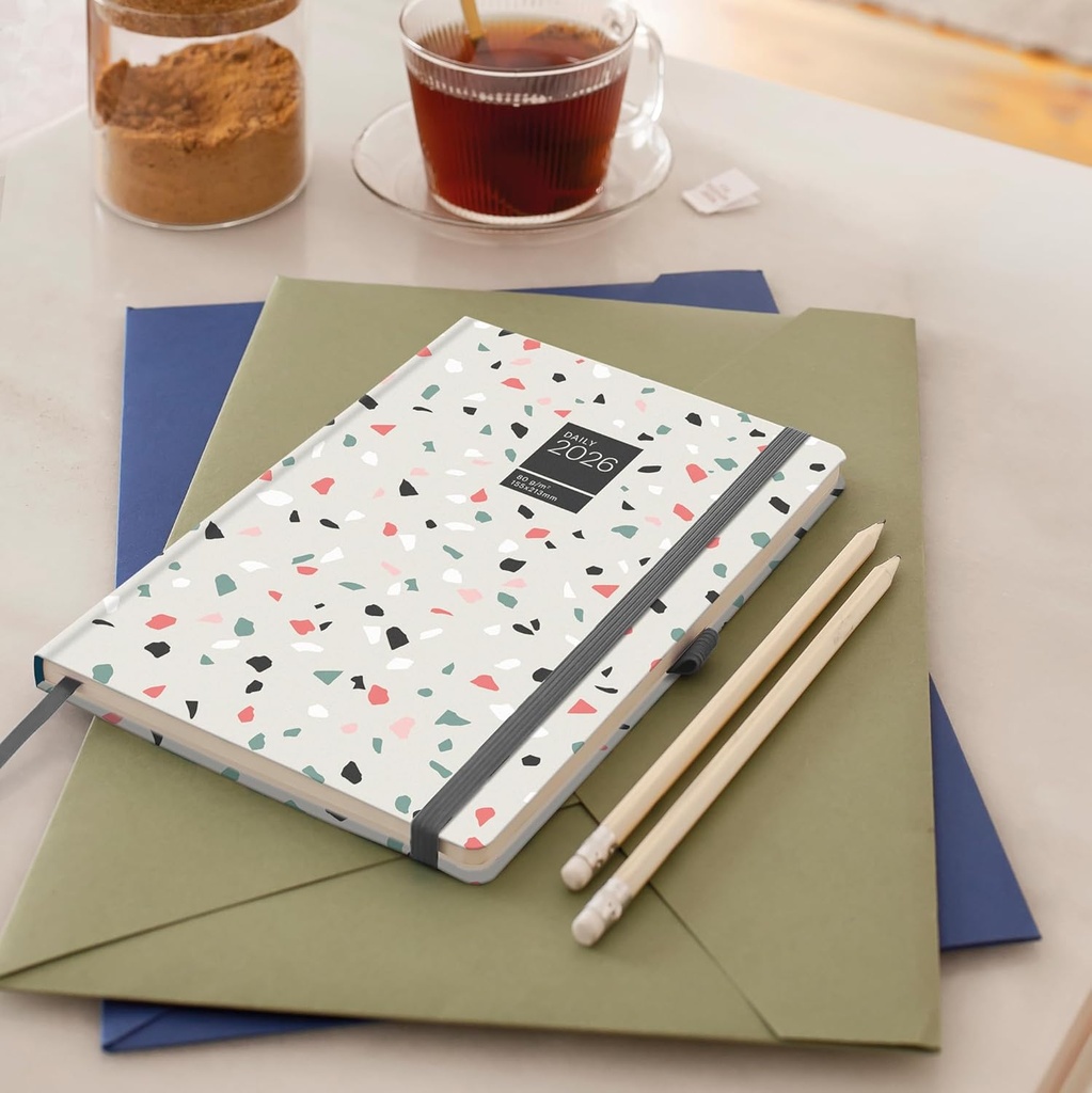 Agenda 2026 día por página, Similar A5+ (155 x 213 mm), Planificación diaria, Cubierta rígida cartón, Espiral, Cierre goma elástica, Papel 80 g/m², Español-EN-PT, Terrazo Miquelrius