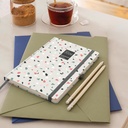 Agenda 2026 día por página, Similar A5+ (155 x 213 mm), Planificación diaria, Cubierta rígida cartón, Espiral, Cierre goma elástica, Papel 80 g/m², Español-EN-PT, Terrazo Miquelrius